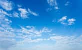 Le ciel bleu et le blanc des nuages sont tous deux dus à la diffusion de la lumière solaire blanche, mais, dans un cas, les acteurs de diffusion sont les molécules d'air, dans l'autre ce sont les gouttelettes d'eau. © littlestocker, Fotolia