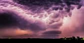 Une tempête au-dessus du Nebraska au ventre bosselé. Les mammatus se forment lorsqu’un nuage instable rencontre une couche d’air très sec. © Stephen Lansdell, Royal Photographic Society