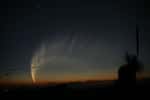 L'astronome Robert H. McNaught était le mieux placé pour photographier « sa » comète depuis l'observatoire australien de Siding Spring au début de l'année 2007. Découvert quelques mois plus tôt, ce qui explique sa dénomination (C/2006 P1), cet astre chevelu est désormais le plus grand connu. Crédit R. H. McNaught   
