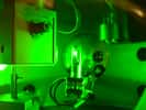 Du deutérium dense est irradié par un laser. L'éclat blanc dans le récipient au centre de la photo provient du deutérium. Crédit : Leif Holmlid-Atmospheric Science, Department of Chemistry, the University of Gothenburg