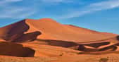Dans la nature, les dunes sont en mouvement permanent. Et des physiciens de l’université de Cambridge (Royaume-Uni) proposent aujourd’hui un nouveau modèle pour prévoir ces déplacements. Ils ont observé que les dunes « communiquent » entre elles. © Guy Bryant, Adobe Stock
