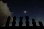 Les monumentales statues de l'île de Pâques regardent l'éclipse totale du 11 juillet 2010. L'ombre lunaire traversa une grande partie du Pacifique. © S. Guisard 