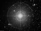 En attendant sa prochaine explosion en supernova, l'étoile Epsilon du Cocher continue d'intriguer les chercheurs avec ses étranges éclipses. Crédit DSS/STScl
