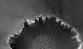 Saisies le 26 juin 2007 par Hirise, la caméra de MRO, les traces du robot Opportunity sur les bords du cratère Victoria mettront peu de temps avant de disparaître sous l'action des vents martiens. © Nasa/JPL/University of Arizona 