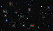 Cette vue profonde d'un petit pan de ciel dans la constellation de la Baleine (Cetus) montre une sélection de galaxies utilisée dans le cadre d'une nouvelle étude portant sur les comportements alimentaires des jeunes galaxies, alors en pleine croissance au rythme du temps cosmique. Chaque des taches minuscules correspond à une galaxie telle qu'elle était entre 3 et 5 milliards d'années après le Big Bang. Chacune de ces galaxies a fait l'objet d'une étude détaillée à l'aide du VLT de l'ESO et de l'instrument Sinfoni. Les cartes de couleur montrent les mouvements du gaz dans les galaxies. Le bleu indique que le gaz se déplace vers nous, comparé à la galaxie dans son ensemble, et le rouge indique que le gaz s'éloigne de nous. Ces couleurs permettent aux astronomes de voir si les galaxies tournent comme un disque ou si elles ont d'autres comportements. © ESO/CFHT