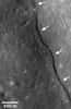 Près du cratère Gregory (2,1°N, 128,1°E), un escarpement de faille est bien visible, comme le montrent les flèches blanches. Crédit : Nasa/Goddard/Arizona State University/Smithsonian