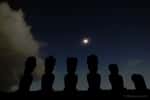 Installé au pied des monumentales statues de l'île de Pâques, l'astronome S. Guisard a réalisé l'une des plus belles images de l'éclipse totale de Soleil du 11 juillet 2010. Crédit S. Guisard/www.astrosurf.com, avec l'autorisation de l'auteur
