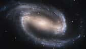 Une photo prise par le télescope spatial Hubble de NGC 1300. Cette&nbsp;galaxie spirale barrée est située à 69 millions d'années-lumière de nous en direction de&nbsp;la constellation de l'Éridan. Elle fait partie de ces galaxies possédant une grande barre centrale. Celle-ci&nbsp;contient une spirale de 3.300 années-lumière. © Wikipédia, DP