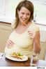 Une alimentation équilibrée durant la grossesse reste l'atout santé de l'enfant à naître. © Phovoir