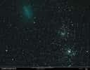 Cette image a été réalisée il y a quelques jours alors que la comète 103P/Hartley 2 passait à proximité du double amas d'étoiles dans la constellation de Persée. Pendant les 35 poses de 5 minutes réalisées avec une lunette de 102 millimètres de diamètre, dont la monture compensait la rotation terrestre, la comète s'est déplacée en laissant un trait vert. © Astroaspach