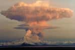 Les éruptions volcaniques seraient le forçage externe dominant sur la variabilité de la température globale moyenne. © Janke, USGS