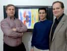 De gauche à droite, Marin Solja&#269;i&#263;, Aristeidis Karalis et John Joannopoulos posent devant un écran montrant leur simulation du champ magnétique. Crédit : MIT / D.Coveney