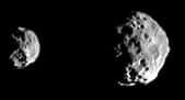 Ces deux images de Phoebe, éclairée par le Soleil, ont été prises en juin 2004 quelques heures avant son survol au plus près par Cassini-Huygens alors que la sonde se trouvait à 143.068 (image de gauche) et à 77.441 km (image de droite).
