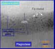 Vue au microscope de la couche de verre recouvrant les grains de poussière lunaire Il y apparaît des petites particules de fer en suspension(Crédits : NASA)
