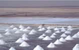Sénégal : Récolte du sel dans les marais salants de Fatik. IRD - Barrière, Olivier