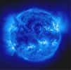 Le Soleil en ultraviolet avec l'instrument EIT (Extreme ultraviolet Imaging Telescope) de SOHO. Ici, à la longueur d'onde 171 angstroms, la matière brillante est à 1 million de degrés !