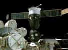 La capsule Soyouz s'est arrimé le 28 avril 2003 à l'ISS avec Expedition 7.capture NASA TV