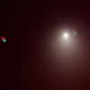 Cette image en fausses couleurs de la comète 9P/Tempel 1 a été acquise dans la nuit du 4 au 5 mai 2005 par le télescope NTT (ESO) de 3,5 m alors que la comète se situait à quelque 100 millions de km de la Terre. La coma s'étend sur plus de 30.000 km et le