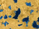 Cette image d'une vaste région polaire nord de Titan montre que les caractéristiques généralement liées aux lacs sur terre, telles des îles, baies, bras de mer et canaux, sont également présentes sur la froide Titan.