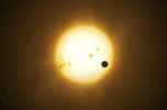 Simulation du transit d'une exoplanète de type "Jupiter chaud" devant le disque d'une étoile