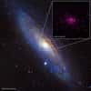 La galaxie d'Andromède photographiée dans le visible ne laisse pas deviner qu'elle contient des trous noirs stellaires. Mais avec les instruments de Chandra, il est possible de voir ceux qui émettent des rayons X en accrétant de la matière arrachée à une étoile voisine. Sur cette image, un zoom a été réalisé et il montre (dans l'encadré en haut à droite) les sources de rayons X dans son bulbe, dont certaines sont des trous noirs stellaires. © Nasa