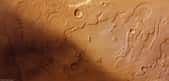 La zone de transition entre le plateau de Tempe Terra (en haut de l'image) et la plaine d'Acidalia Planitia suggère que des écoulements d'eau ont façonné de profondes vallées qui rappellent le Colorado. La résolution est d'environ 15 mètres par pixel. © Esa/DLR/FU Berlin (G. Neukum)  