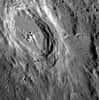 Surprenante ressemblance entre ce jeune cratère d'impact sur Mercure et son équivalent lunaire, le cratère Tycho. © Nasa/Johns Hopkins University Applied Physics Laboratory, Carnegie Institution of Washington
