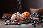 Découvrez-en plus sur votre microbiote intestinal en mangeant des muffins bleus. © Igor Normann, Adobe Stock