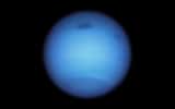 Dans l’atmosphère de Neptune, un vortex géant — en haut au centre de la planète sur cette image — se dirigeait tranquillement vers l’équateur lorsqu’il a soudainement fait demi-tour pour repartir vers le nord. © Nasa, ESA, STScI, M.H. Wong (Université de Californie, Berkeley), et L.A. Sromovsky et P.M. Fry (Université du Wisconsin-Madison)