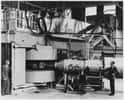 Le cyclotron du Lawrence Radiation Laboratory de Berkeley (Californie) grâce auquel le neptunium a été synthétisé pour la première fois. © Department of Energy. Office of Public Affairs, National Archives and Recrods Administration, DP