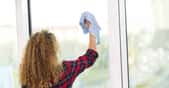 Le nettoyage d'une fenêtre PVC nécessite quelques précautions. © The One Studio, Shutterstock