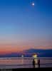 Le spectacle est de toute beauté au-dessus de la mer Méditerranée depuis la plage de Ravenne (Italie), où l'on peut admirer (de bas en haut) Vénus, l'étoile Aldébaran, la Lune et Jupiter. © Stefano De Rosa