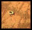 Version colorisée du rocher « Pinnacle Island », ce caillou apparu récemment près d’Opportunity. Les scientifiques pensent qu’il pourrait s’agir d’un débris éjecté d’une roue du rover. © Nasa, JPL ; colorisation : Stuart Atkinson