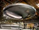 Le bouclier thermique d'Orion sorti de son moule de l'usine de matériau composite de Lockheed Martin, à Denver. Crédit Lockheed Martin  