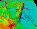 Le volcan sous-marin Monowai (Monowai volcano) se situe approximativement à l'intersection entre la fosse des Tonga-Kermadec et la chaîne de montagnes sous-marines Louisville (Louisville ridge seamount chain). L'activité volcanique est liée à la subduction de la plaque pacifique (Pacific plate) donc la vitesse de déplacement est indiquée au-dessus des flèches rouges (en cm par an ou cm/yr). Les Fidji et la Nouvelle-Zélande (New Zealand) sont représentées en rouge. © Tony Watts