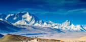 Pourquoi l'air contient-il moins d'oxygène en montagne ? Ici, le mont Everest dans l'Himalaya, vu depuis la Chine (Tibet). © Wang, Fotolia