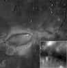 La région claire de Reiner Gamma a été étudiée par LRO. La flèche indique la zone photographiée en haute résolution par l'orbiteur (dans l'encadré en bas à droite). Crédit Nasa/GSFC/Arizona State University
