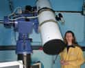 Claudine Rinner pose devant l'un de ses télescopes à l'observatoire de Dax. © C. Rinner