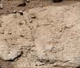 Cumberland sera la deuxième roche forée par Curiosity. Sa forme et certains détails de sa structure laissent à penser que les concrétions visibles sont le résultat de l'action d’une eau chargée en minéraux. © Caltech, MSSS, JPL, Nasa