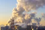 Pour calculer leur empreinte carbone, l'ensemble du patrimoine financier des milliardaires a été pris en compte, dont le financement et la participation à des entreprises polluantes en France et à l'étranger. © letty17, IStock.com