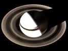 La sonde Cassini nous offre des vues inédites de Saturne, comme cette image impossible à réaliser depuis la Terre où l'on peut admirer l'ombre de la planète sur les anneaux. Crédit Nasa / JPL / Esa
