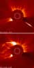 Deux images montrant (en haut) l'arrivée de la comète sur le Soleil suivie (en bas) d'une éjection de masse coronale. © Nasa/Soho