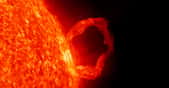 Des chercheurs ont repéré un filament de plasma solaire enroulé autour du pôle Nord de notre étoile. Ici, pour illustration, une proéminence comme celle qui lui a donné naissance. © Artsiom P, Adobe Stock