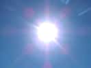 Le Soleil, à notre échelle de temps, envoie des rayons dotés d’une énergie stable tout au long de l’année, bien que celle qui parvient à la Terre varie en fonction de sa position sur son orbite et donc de sa distance au Soleil. En moyenne, la constante solaire est de 1.361 W/m2. © Ukendt dato, Wikipédia, cc by sa 3.0
