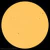 Le Soleil (photographié par la sonde SDO le 5 janvier 2013 dans le domaine visible) est actuellement couvert de taches, signe d'un maximum d'activité imminent. © SDO Science Team, Nasa