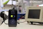 StoreDot a mis au point un prototype de batterie pour smartphones capable d’être rechargée en seulement 30 secondes. Elle repose sur l’usage de matériaux bio-organiques qui sont assemblés en boîtes quantiques pour développer des propriétés de semi-conducteurs. © StoreDot