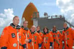 L'équipage du vol STS-118. De gauche à droite : le pilote Charlie Hobaugh, le spécialiste de mission Rick Mastracchio, le commandant Scott Kelly, les spécialistes de mission Tracy Caldwell, Barbara Morgan, Alvin Drew et Dave Williams. Credit: NASA.