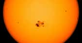 Cette gigantesque tache solaire de près de 130.000 kilomètres de large a été la plus grande du cycle solaire 24. Le cycle solaire 25 en connaîtra-t-il de plus importantes ? © Nasa