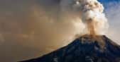 Les chercheurs pensaient que la quasi-totalité du carbone englouti par la Terre revenait dans l’atmosphère sous forme d’un dioxyde de carbone (CO2) expulsé par les volcans. Une nouvelle étude conclut que ce n’est pas le cas. © Eva Kali, Adobe Stock
