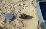 Un fragment de la météorite dont on a récupéré 7 kg près du village de Tissint, au Maroc, en juillet 2011. Il s'agit d'une shergottite, nom donné à une des trois grandes classes de météorites d'origine martienne. © Abderrahmane Ibhi